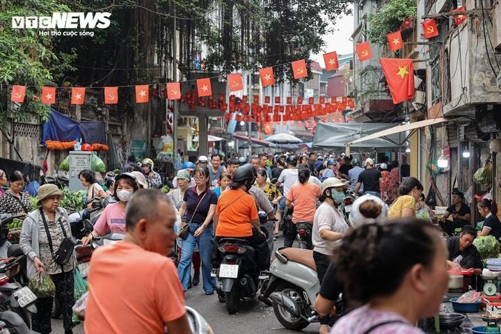 Tại các chợ dân sinh như Chợ Hàng Bè và Chợ Thanh Hà (phường Hoàn Kiếm), không khí mua sắm trong sáng nay diễn ra sôi động, nhộn nhịp.