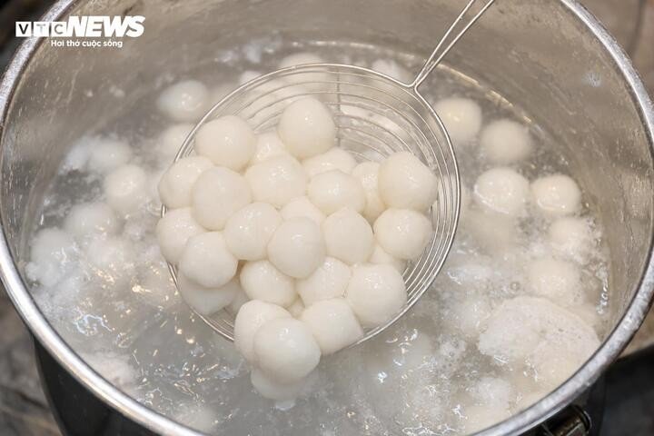 Người Hà Nội xếp hàng cả tiếng chờ mua bánh trôi, bánh chay dịp Tết Hàn thực - 14