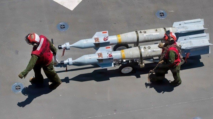 Vận chuyển vũ khí trên boong tàu đổ bộ tấn công lớp America USS Tripoli. Ảnh NI