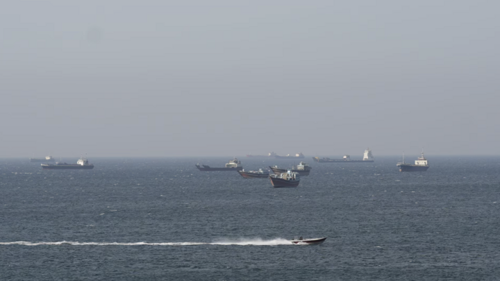 Tàu thuyền ở eo biển Hormuz ngày 18/4. (Ảnh: Reuters)