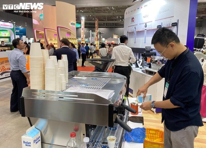 Anh Phạm Hồ Chí Trung thực hiện pha chế cà phê cho khách tham quan Triển lãm Cafe Show. (Ảnh: Đại Việt)