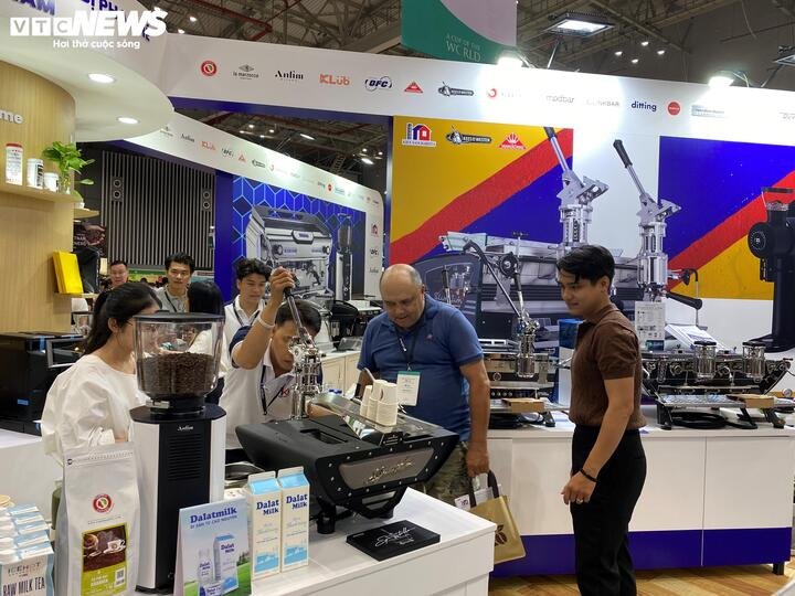 Nhiều loại máy pha cà phê có giá từ vài chục triệu đồng đến hàng trăm triệu đồng. (Ảnh: Đại Việt)