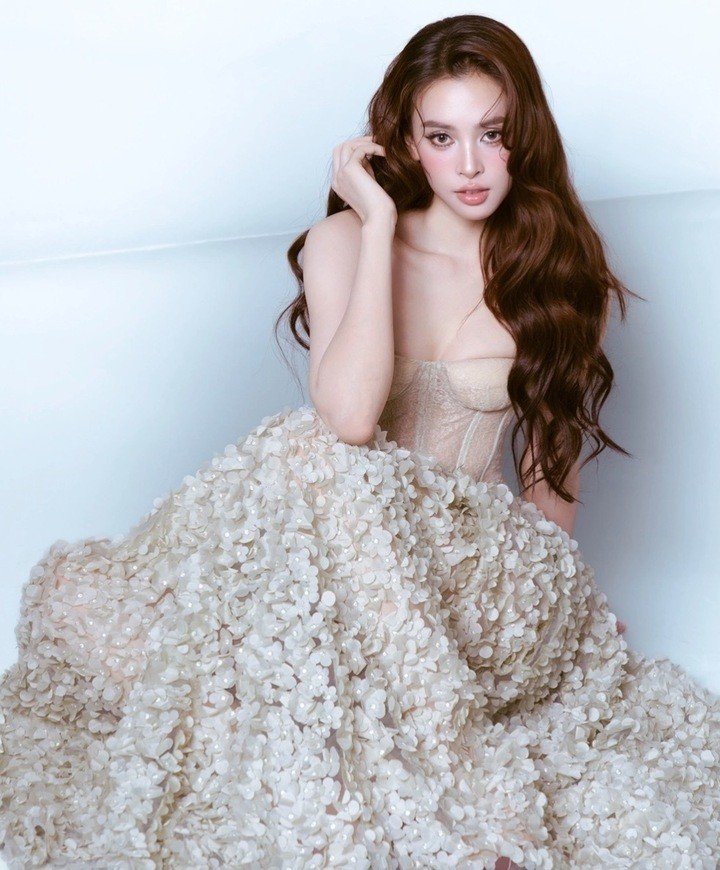 Thời điểm hiện tại, Tiểu Vy vẫn đắt show sự kiện, là gương mặt đại diện của nhiều nhãn hàng. Gương mặt của người đẹp sinh năm 2000 được đánh giá là có 