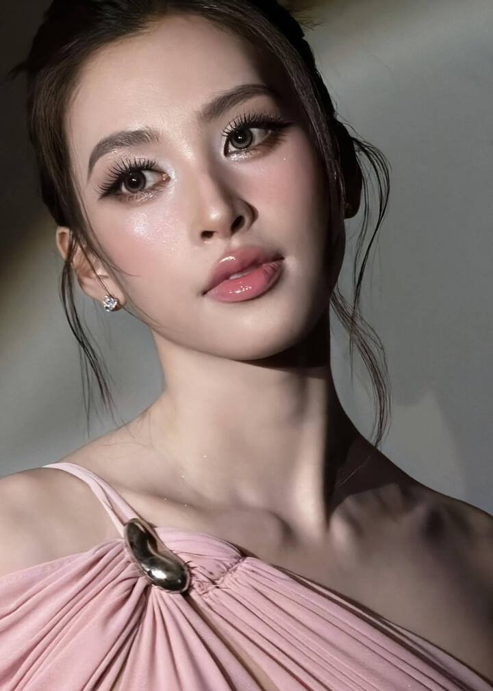 Bên cạnh đó, Tiểu Vy cũng chứng minh bản thân là người đẹp đa tài khi lấn sân điện ảnh. Dịp Tết 2025, Tiểu Vy thủ vai chính trong 