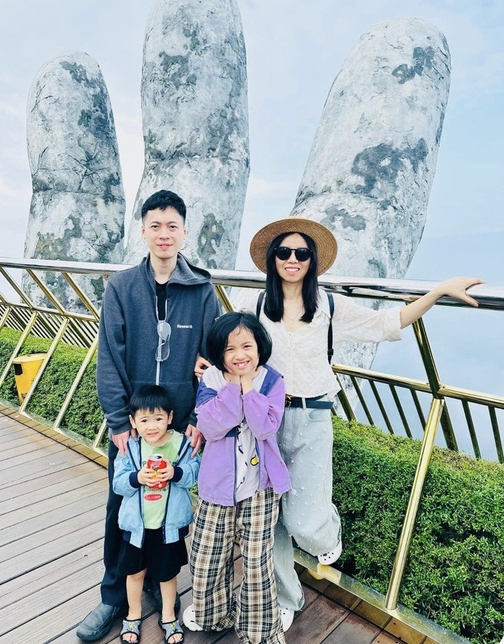 Hà My Sarah cùng bố mẹ và em trai tại Đà Nẵng trong chuyến về thăm quê hương Việt Nam.