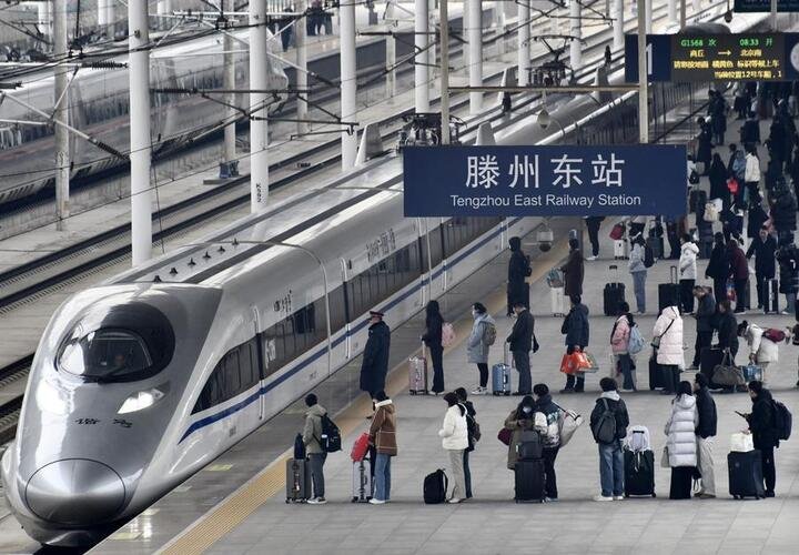 Hành khách chờ lên tàu tại ga đường sắt Đông Đằng Châu, thành phố Tảo Trang, tỉnh Sơn Đông, miền Đông Trung Quốc, ngày 22/2/2025. (Ảnh: Tân Hoa xã)