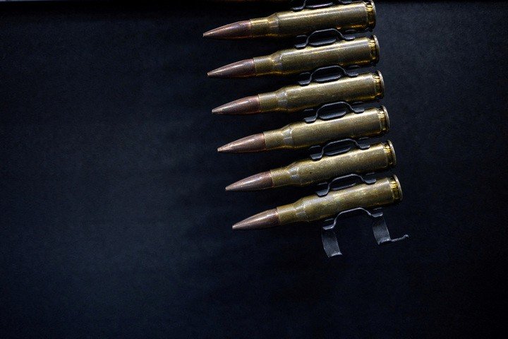 Đạn cỡ 7,62x51mm tiêu chuẩn NATO được trưng bày tại một gian hàng triển lãm trong khuôn khổ hội nghị và triển lãm thường niên của Hiệp hội Súng trường Quốc gia (NRA) ở Houston, bang Texas, Mỹ, ngày 18/4/2026. (Ảnh: REUTERS/Carlos Barria)