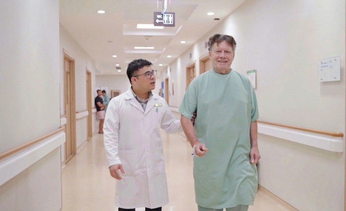 Ông Joseph tập vận động sau phẫu thuật dưới sự hỗ trợ của bác sĩ Vinmec Hạ Long.