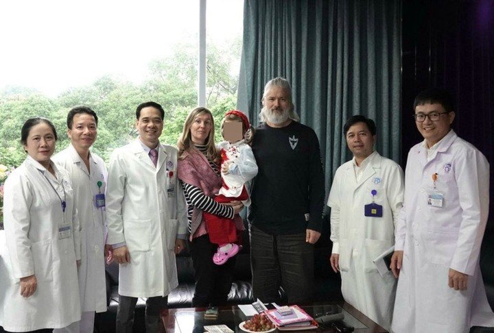 Gia đình bệnh nhi người Australia cùng đội ngũ y bác sĩ Bệnh viện Đa khoa Xanh Pôn.