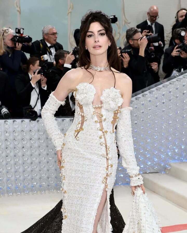 Không chỉ thăng hoa về sự nghiệp, nữ minh tinh còn có hậu phương vững chắc là chồng– Adam Shulman. Cô nhiều lần chia sẻ sự biết ơn khi luôn có người bạn đời âm thầm hỗ trợ, giúp cô cân bằng giữa sự nghiệp và cuộc sống gia đình.