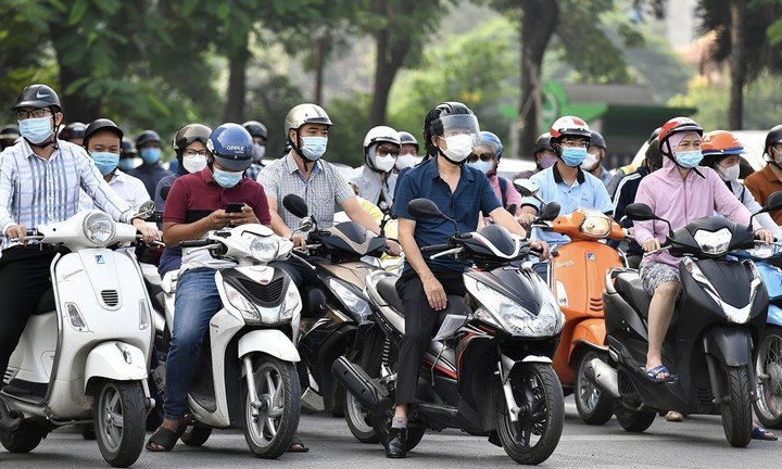 Từ 1/7-31/12, Hà Nội thí điểm cấm xe máy xăng theo giờ tại 11 tuyến phố thuộc phường Hoàn Kiếm.