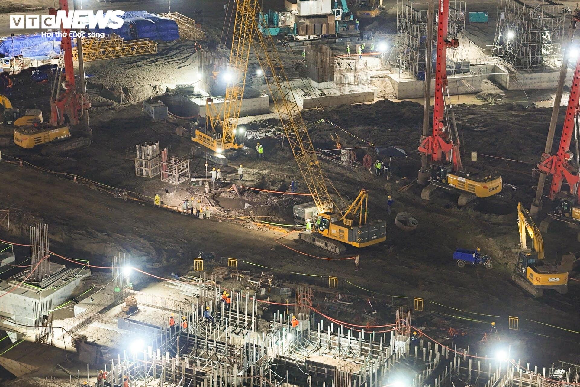 Đại công trường rực sáng xuyên đêm, tăng tốc xây sân vận động lớn nhất thế giới - 6