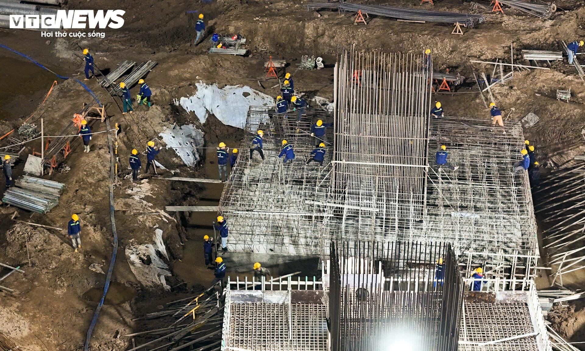 Đại công trường rực sáng xuyên đêm, tăng tốc xây sân vận động lớn nhất thế giới - 7