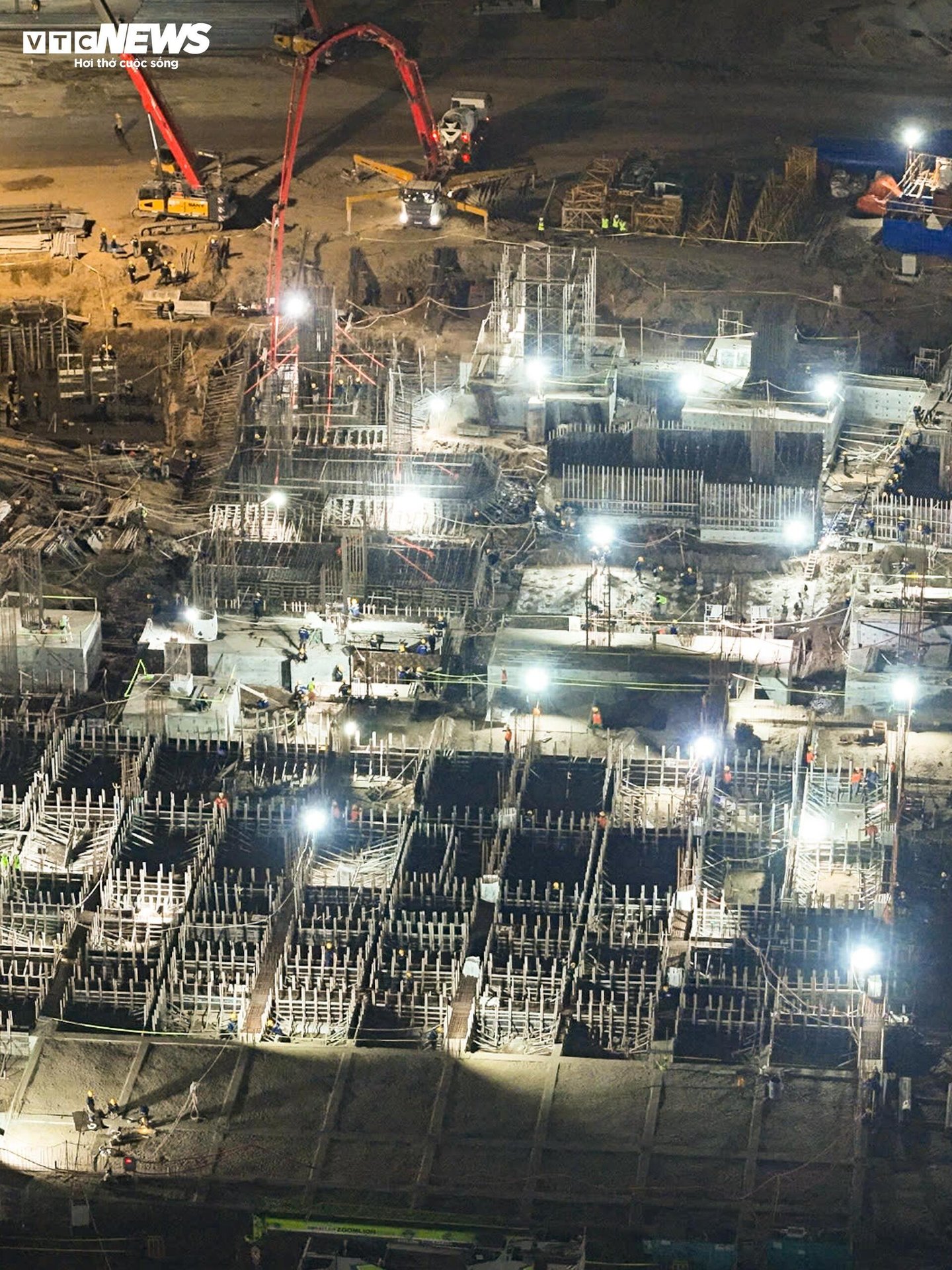 Đại công trường rực sáng xuyên đêm, tăng tốc xây sân vận động lớn nhất thế giới - 11