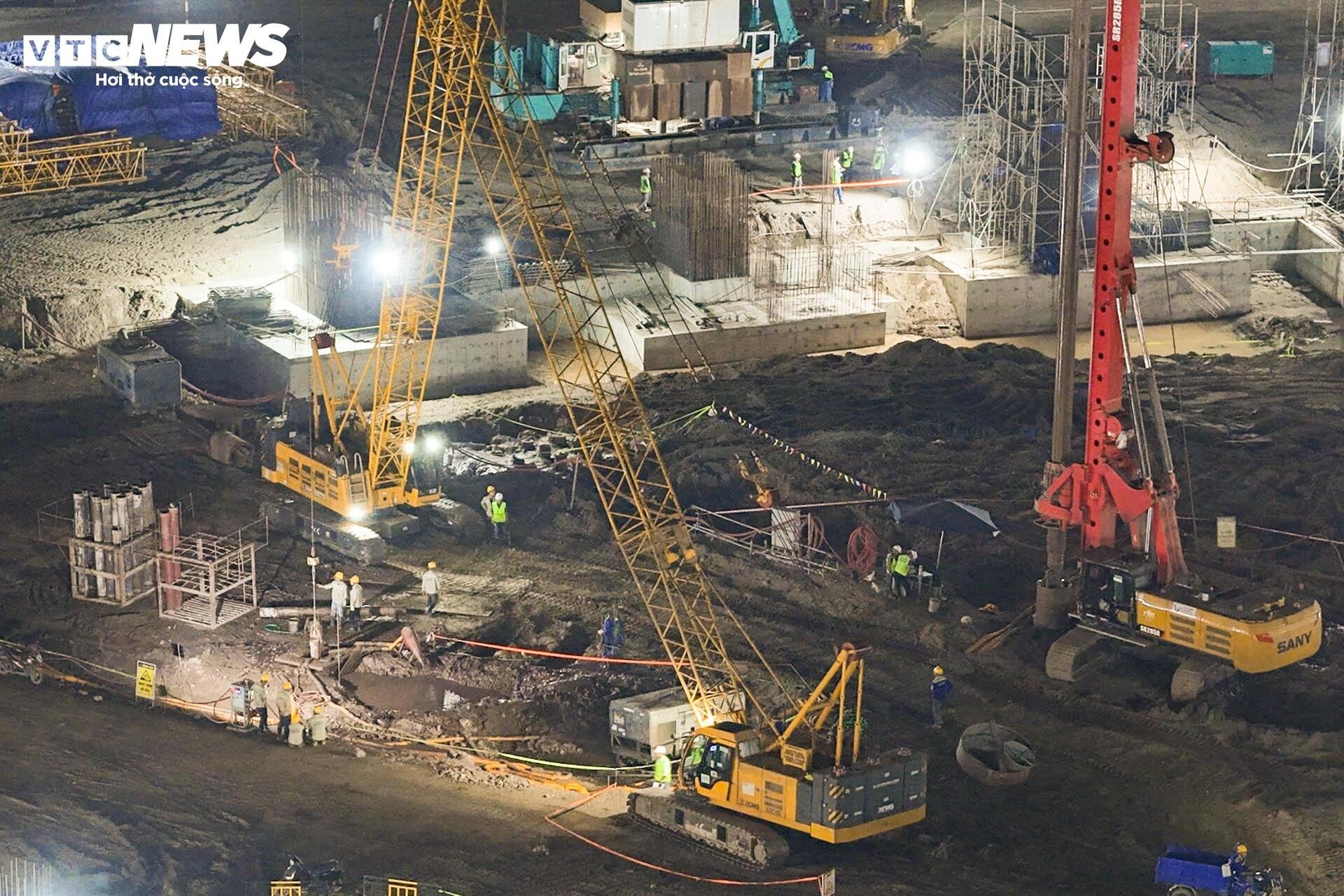 Đại công trường rực sáng xuyên đêm, tăng tốc xây sân vận động lớn nhất thế giới - 12