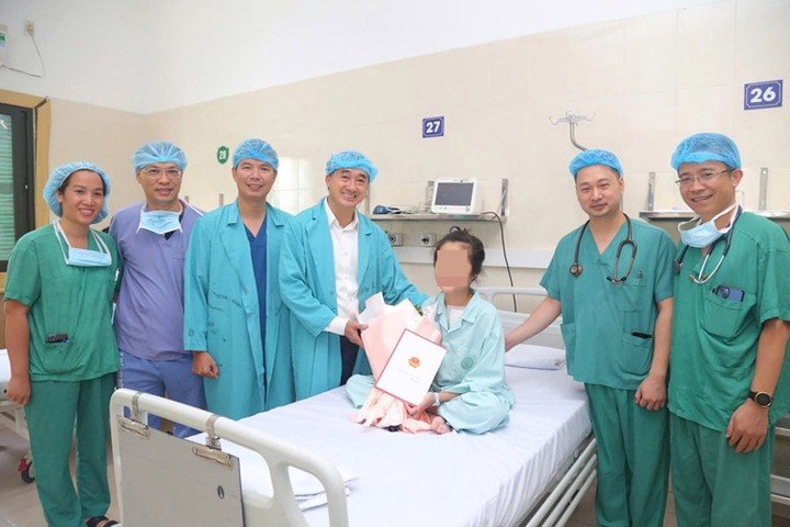 Thứ trưởng Bộ Y tế Trần Văn Thuấn thăm bé 11 tuổi được ghép tim.