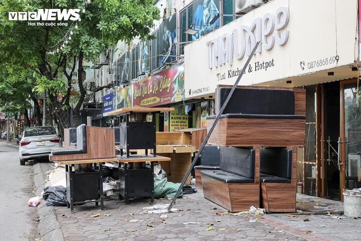 Tuy nhiên, theo ghi nhận của PV Báo Điện tử VTC News, tại một số tuyến như Hoàng Hoa Thám, khu vực chợ Hà Đông, chợ Nghĩa Tân, Nguyễn Văn Lộc, Tô Hiệu... vẫn tái diễn tình trạng lấn chiếm vỉa hè, khiến người đi bộ mất lối.