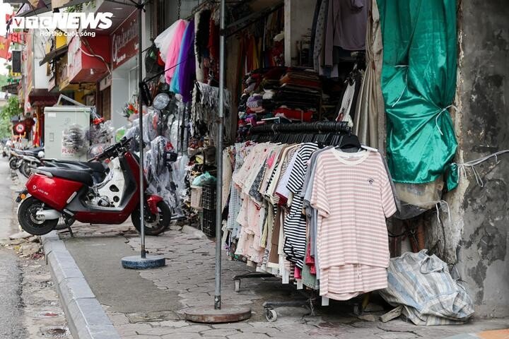 Tại phố Lê Lợi (phường Hà Đông), nhiều cửa hàng vẫn tận dụng tối đa vỉa hè để bày bán hàng hóa.