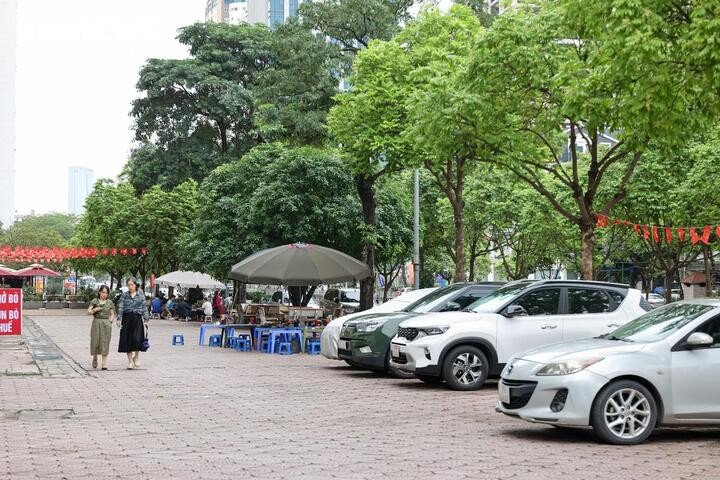 Nhiều tuyến vỉa hè Hà Nội vẫn bị hàng quán, bãi xe 'nuốt chửng' cả ngày lẫn đêm - 8