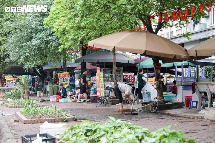 Nhiều tuyến vỉa hè Hà Nội vẫn bị hàng quán, bãi xe 'nuốt chửng' cả ngày lẫn đêm - 9