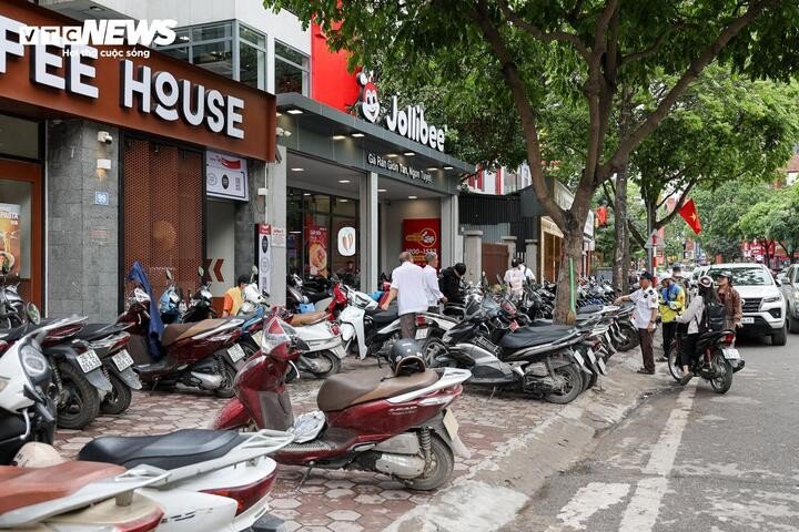 Nhiều tuyến vỉa hè Hà Nội vẫn bị hàng quán, bãi xe 'nuốt chửng' cả ngày lẫn đêm - 11