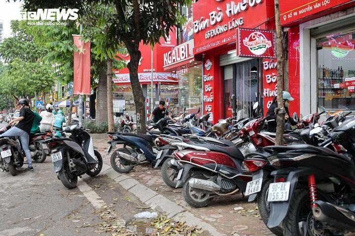 Nhiều tuyến vỉa hè Hà Nội vẫn bị hàng quán, bãi xe 'nuốt chửng' cả ngày lẫn đêm - 12