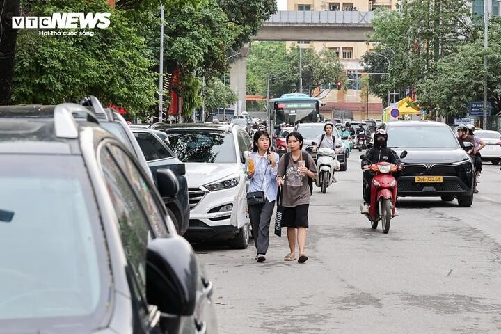 “Mỗi lần đi qua phố Nguyễn Văn Lộc, cả vỉa hè lẫn lòng đường đều bị xe máy, ô tô đỗ tràn lan, gần như không còn lối đi bộ. Điều này tiềm ẩn nguy hiểm khi tuyến phố luôn đông phương tiện”, chị Minh Châu cho biết.