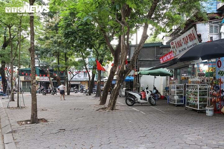 Tại phố Nghĩa Tân (phường Nghĩa Đô), khác với hình ảnh lấn chiếm, nhếch nhác trước đây, vỉa hè nay đã được sắp xếp lại, trả không gian đi bộ cho người dân.