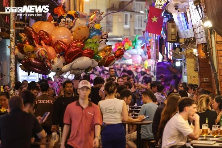 Tình trạng lấn chiếm vỉa hè không chỉ diễn ra ban ngày mà còn công khai, phức tạp hơn vào ban đêm.