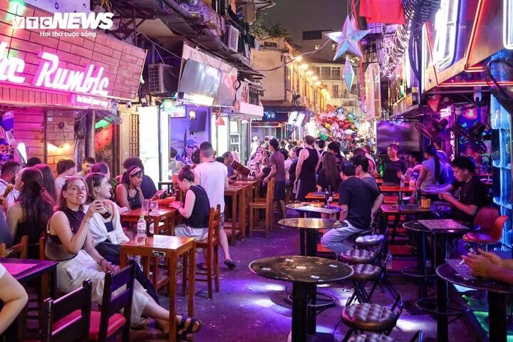 Khu vực phố Tạ Hiện (phường Hoàn Kiếm) nằm trong không gia đi bộ phố cổ và được kinh doanh trên vỉa hè và lòng đường vào ba ngày cuối tuần (từ thứ Sáu đến Chủ nhật). Các ngày trong tuần, các cơ sở không được phép kê bàn ghế ra lòng đường hoặc lấn chiếm không gian công cộng.