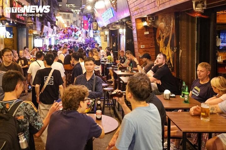 Nhiều tuyến vỉa hè Hà Nội vẫn bị hàng quán, bãi xe 'nuốt chửng' cả ngày lẫn đêm - 20