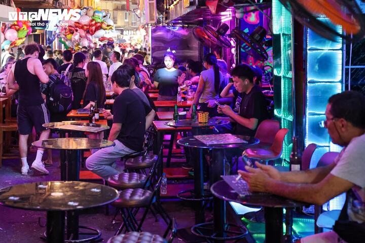 Nhiều tuyến vỉa hè Hà Nội vẫn bị hàng quán, bãi xe 'nuốt chửng' cả ngày lẫn đêm - 21