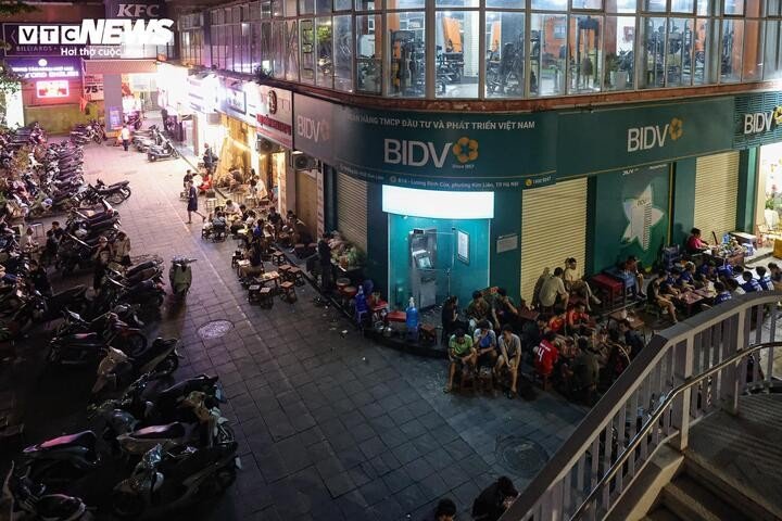 Khu vực ngã tư Phạm Ngọc Thạch – Lương Đình Của, đoạn vỉa hè trước chung cư B14 Kim Liên bị nhiều hàng quán kê bàn ghế, phương tiện dựng tràn lan, gây tình trạng lấn chiếm và cản trở lối đi bộ.