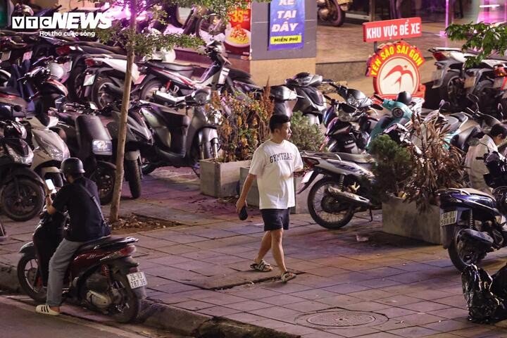 Nhiều tuyến vỉa hè Hà Nội vẫn bị hàng quán, bãi xe 'nuốt chửng' cả ngày lẫn đêm - 24
