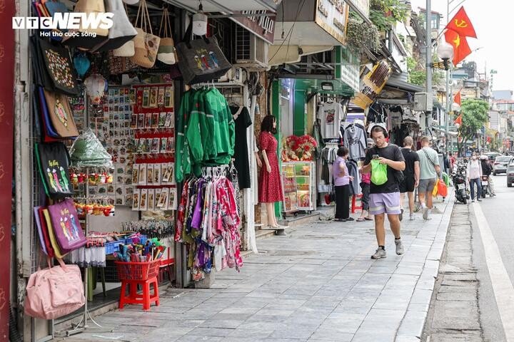 Bên cạnh những tuyến phố còn xảy ra tình trạng lấn chiếm vỉa hè, nhiều 