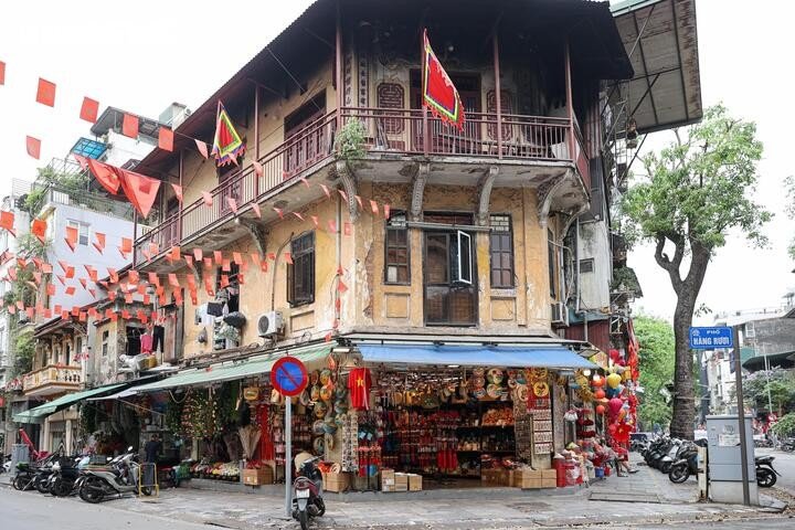 Nhiều tuyến vỉa hè Hà Nội vẫn bị hàng quán, bãi xe 'nuốt chửng' cả ngày lẫn đêm - 26