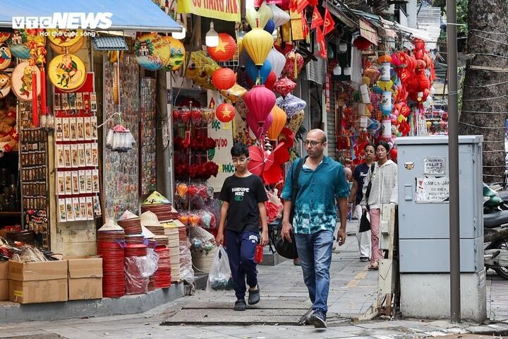 Nhiều tuyến vỉa hè Hà Nội vẫn bị hàng quán, bãi xe 'nuốt chửng' cả ngày lẫn đêm - 27