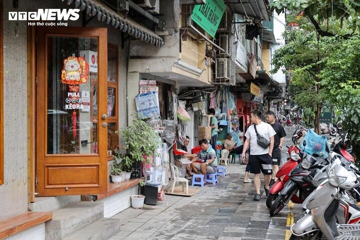 Tuy nhiên, vi phạm trật tự đô thị vẫn diễn biến chưa đồng đều giữa các địa bàn. Tại một số nơi, tình trạng tái diễn còn phổ biến, chủ yếu là lấn chiếm vỉa hè, đỗ xe sai quy định, gây mất mỹ quan và ảnh hưởng trật tự an toàn giao thông.