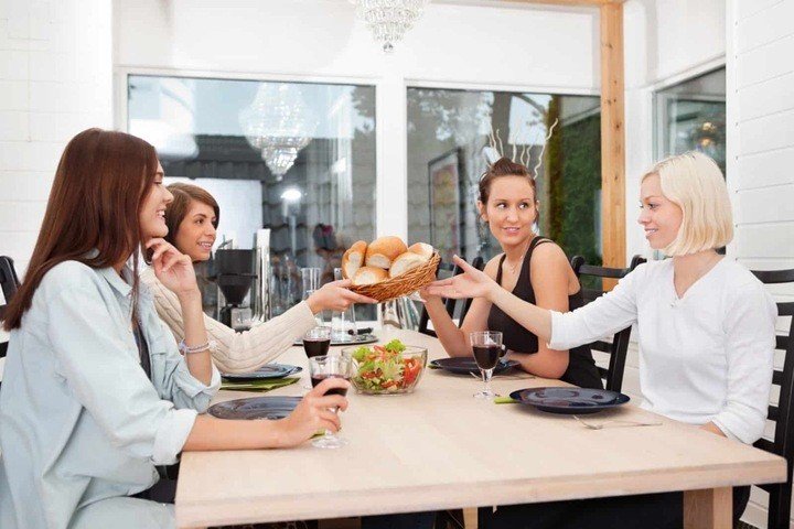 Giờ ăn trưa là cơ hội để các nhân viên tái tạo năng lượng. (Ảnh: iStock)