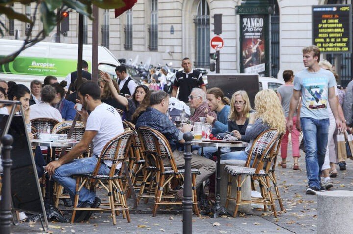 Bữa trưa là dịp để gặp gỡ, trò chuyện, kết nối với nhau. (Ảnh: ShutterStock)