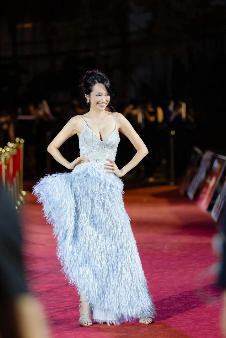 Không chỉ dừng lại ở các cuộc thi nhan sắc, Trúc Diễm hoạt động đa năng trong làng giải trí với vai trò người mẫu, diễn viên, ca sĩ và MC.