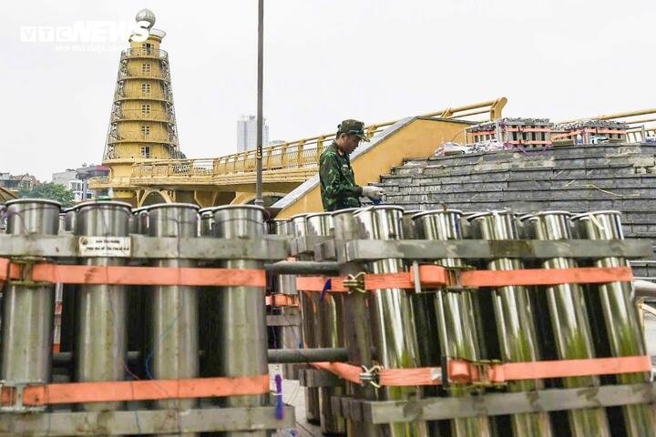 Trước giờ bắn pháo hoa, các cán bộ, chiến sĩ khẩn trương hoàn tất phần việc được phân công. Từng ống phóng được kiểm tra kỹ lưỡng, hệ thống dây dẫn và thiết bị điều khiển được đấu nối chính xác, đồng bộ.