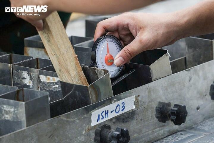 Các lực lượng căn chỉnh góc bắn pháo hoa hỏa thuật, bảo đảm đúng yêu cầu kỹ thuật.