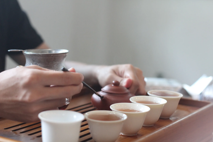 Các ly trà trên bàn cần có sự đồng đều để kéo dài cuộc trò chuyện. (Ảnh: Sohu)