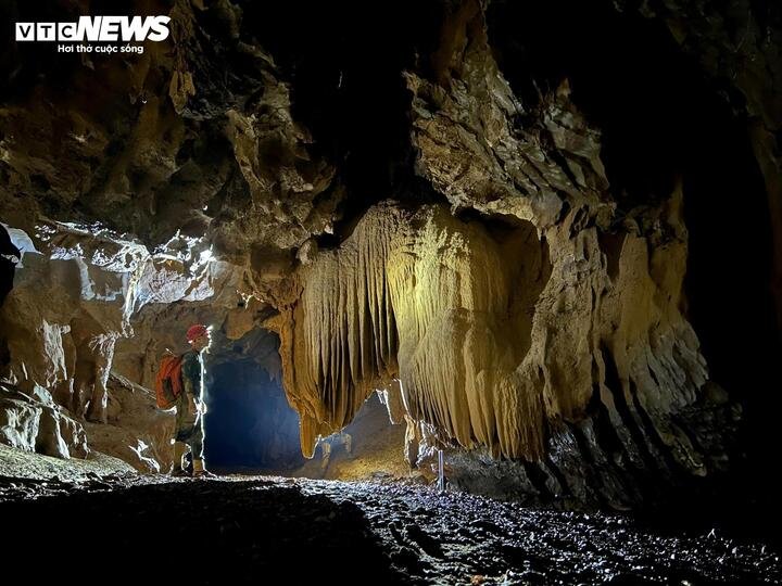 Trong khi đó, hang Nước Lặn được phát hiện chạy qua 2 xã Tân Thành và xã Tuyên lâm, tỉnh Quảng Trị với chiều dài 2.721m. Tại thời điểm khảo sát hang Nước Lặn đang khô nhưng theo các chuyên gia hang có thể xuất hiện dòng chảy theo mùa.