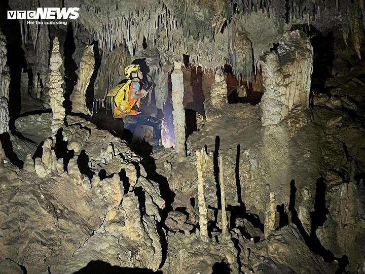 Hang Thiên Cung được phát hiện dài 4.206m, nằm trong khu vực thung lũng Sinh Tồn thuộc Vườn quốc gia Phong Nha-Kẻ Bàng. Việc phát hiện cửa hang Thiên Cung có ý nghĩa đặc biệt quan trọng, được xác định là tuyến dòng chảy cổ của sông Hang Tối. Hang có quy mô lớn, nhiều thạch nhũ, phát triển gần song song với hệ thống Hang Tối và có mối liên kết thủy văn với sông Chày.