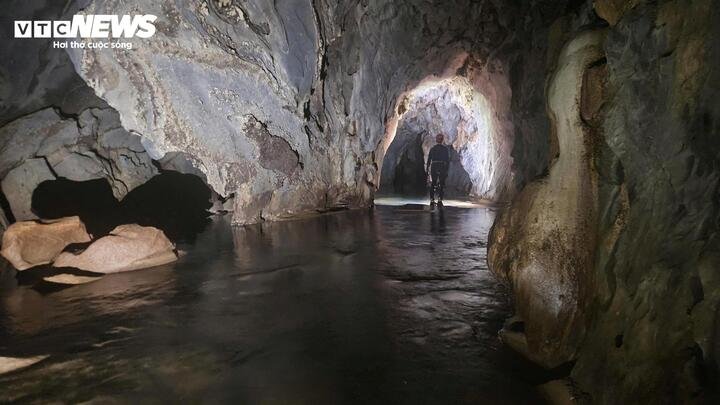 Hang Mò Roọ được phát hiện tại khu vực xã Kim Phú, nằm phía sau hang Rục Mòn. Theo các chuyên gia, hang Mò Roọ là hang xuyên dài khoảng 500 m, có hệ thống suối ngầm và cảnh quan đẹp, thuận lợi cho tiếp cận và tổ chức khai thác du lịch mạo hiểm.