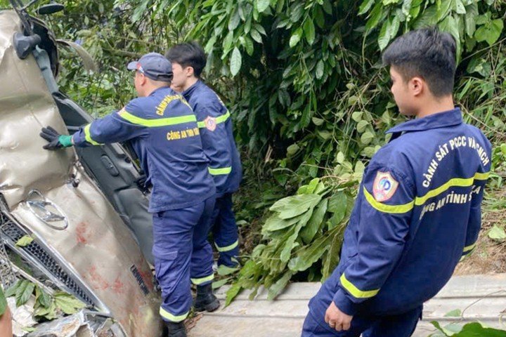 Phòng Cảnh sát PCCC và CNCH Công an tỉnh Sơn La tổ chức phương án cứu nạn người bị tai nạn. (Ảnh: C.T.)