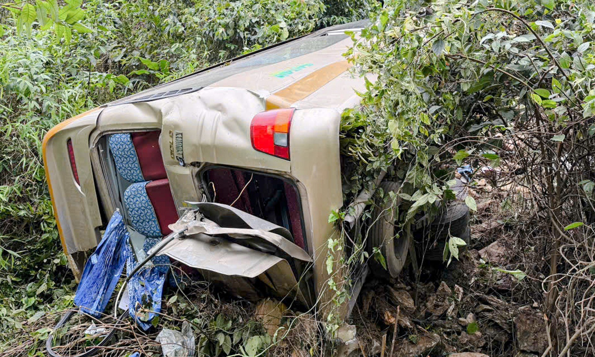 Hiện trường vụ xe khách chở 25 người lao xuống vực sâu 100m ở Sơn La - 2