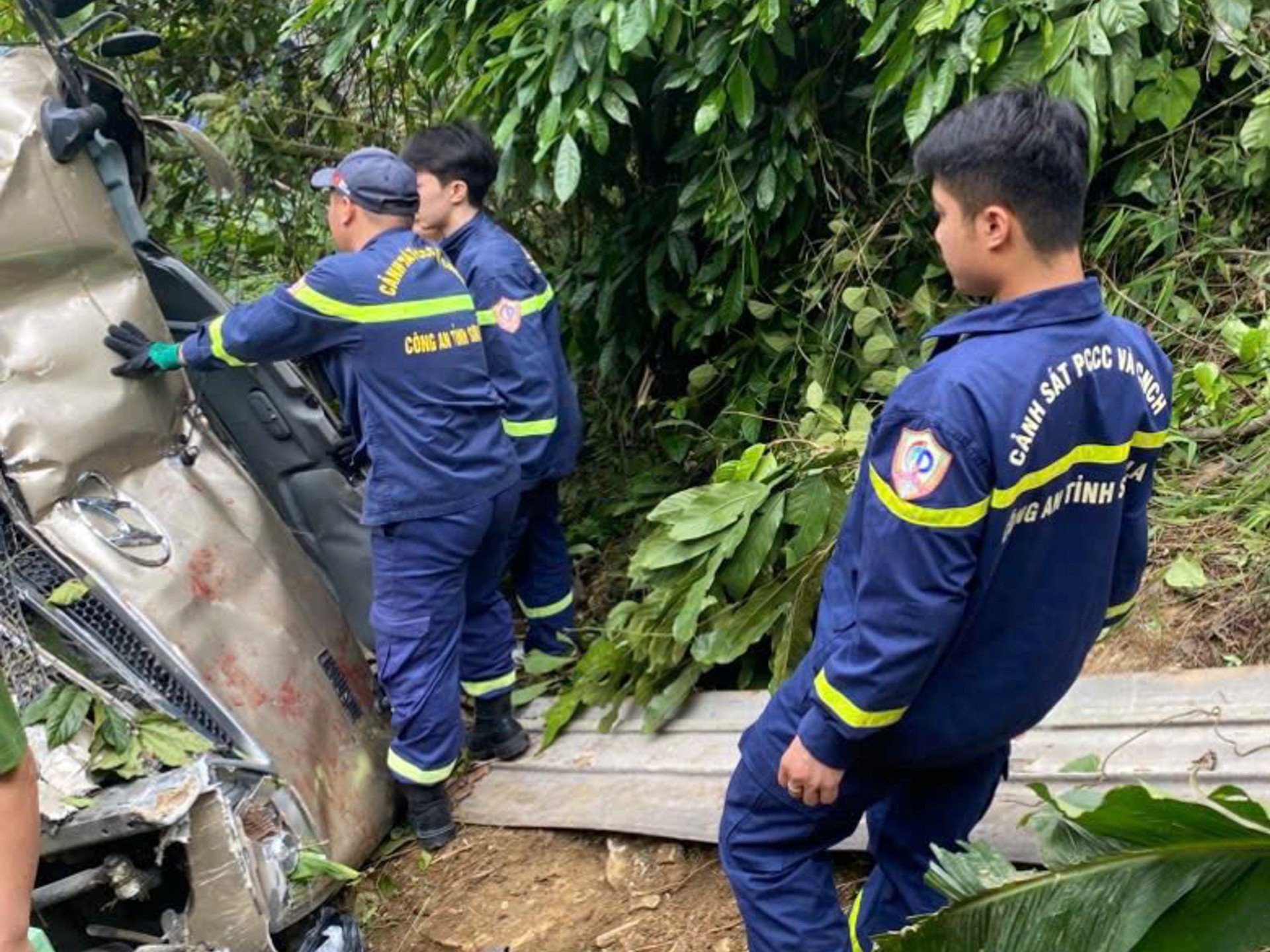 Hiện trường vụ xe khách chở 25 người lao xuống vực sâu 100m ở Sơn La - 7